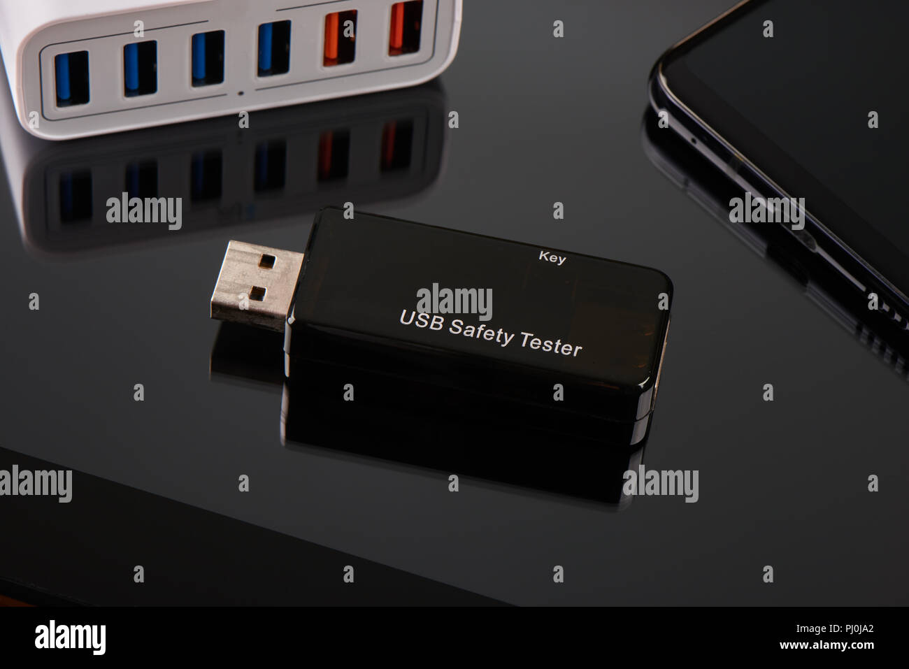Digitale USB multimetro di alimentazione di corrente e di tensione del monitor Foto Stock