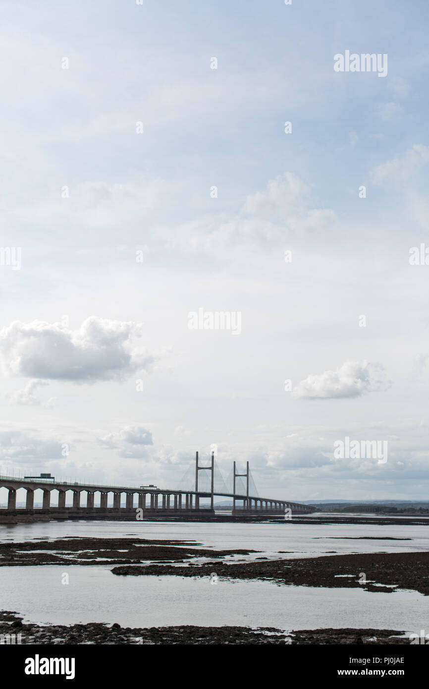 Il Principe di Galles ponte (seconda Severn Crossing vicino al Ponte Severn) Guardando oltre la foce da Severn Beach sul lato inglese vicino a Bristol Foto Stock