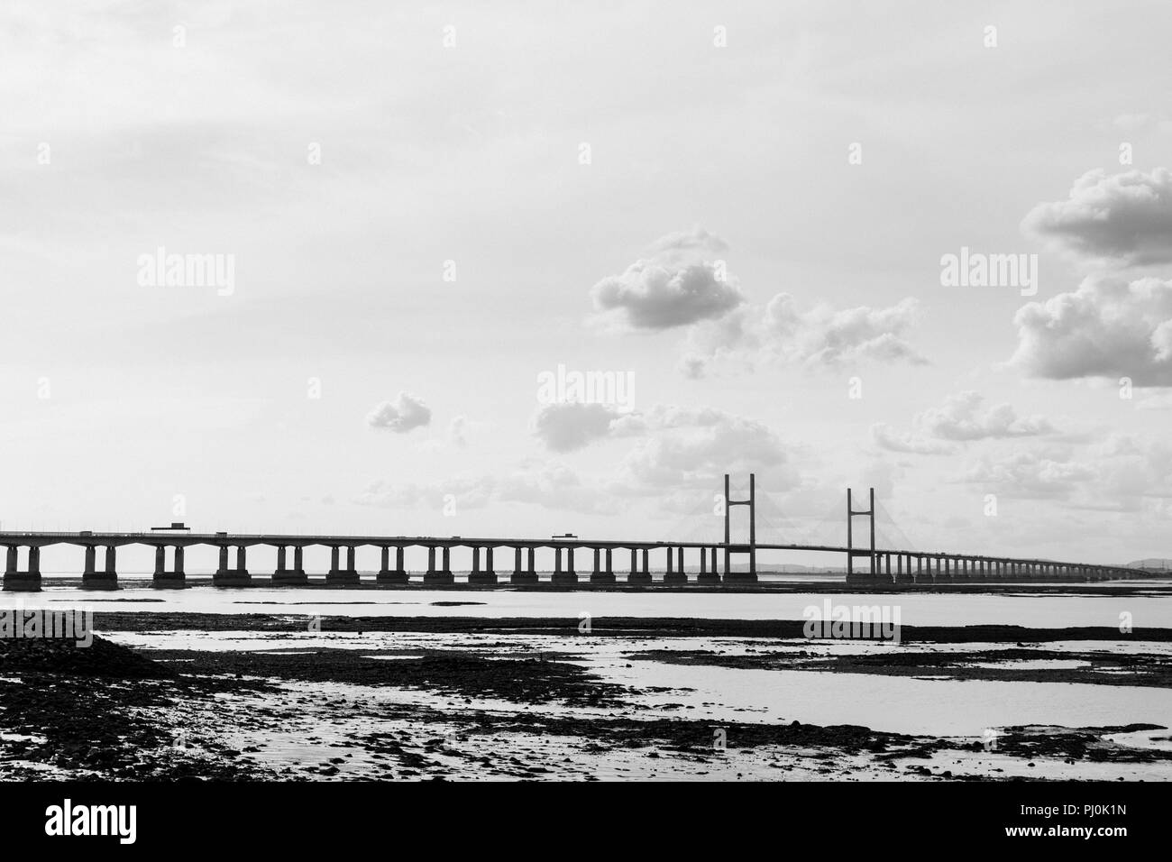 Il Principe di Galles ponte (seconda Severn Crossing vicino al Ponte Severn) Guardando oltre la foce da Severn Beach sul lato inglese vicino a Bristol Foto Stock