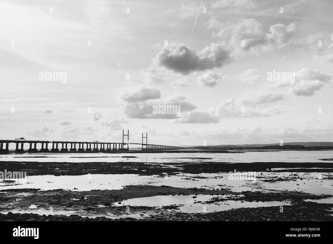 Il Principe di Galles ponte (seconda Severn Crossing vicino al Ponte Severn) Guardando oltre la foce da Severn Beach sul lato inglese vicino a Bristol Foto Stock