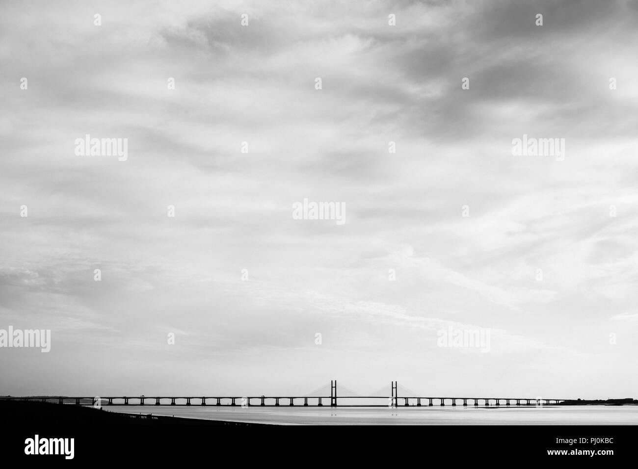 Il Principe di Galles ponte (seconda Severn Crossing vicino al Ponte Severn) Guardando oltre la foce da Severn Beach sul lato inglese vicino a Bristol Foto Stock