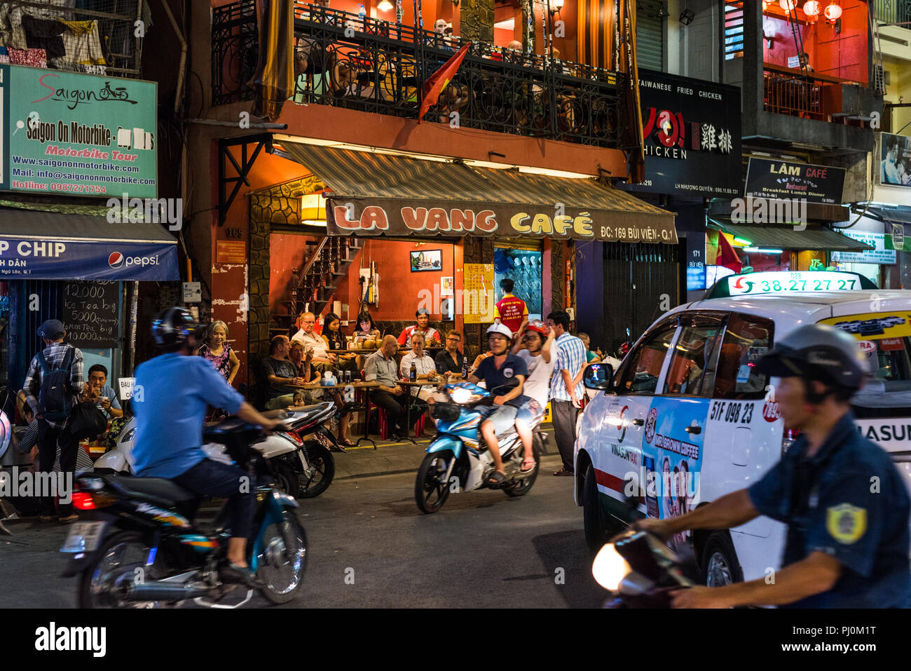 Ho Chi Minh, Vietnam - Aprile 26, 2018: Bui Vien Street la vibrante vita notturna - La Vang Cafe con i visitatori e traffico caotico. Foto Stock