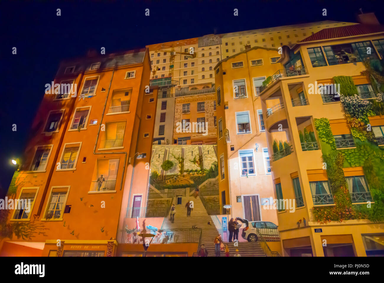 Facciata dipinta sulla parete di un edificio a Lione in notturna a Auvergne-Rhone-Alpes, Francia. Foto Stock