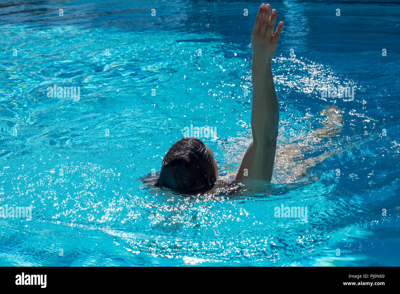 Donna di dorso di nuoto in piscina. Foto Stock