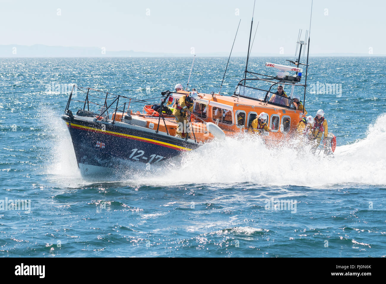 RNLI scialuppa di salvataggio " regno di Fife' su una chiamata di emergenza fuori da Anstruther scialuppa di salvataggio Stazione, Fife, Scozia per un infortunio per un visitatore sulla isola di maggio Foto Stock