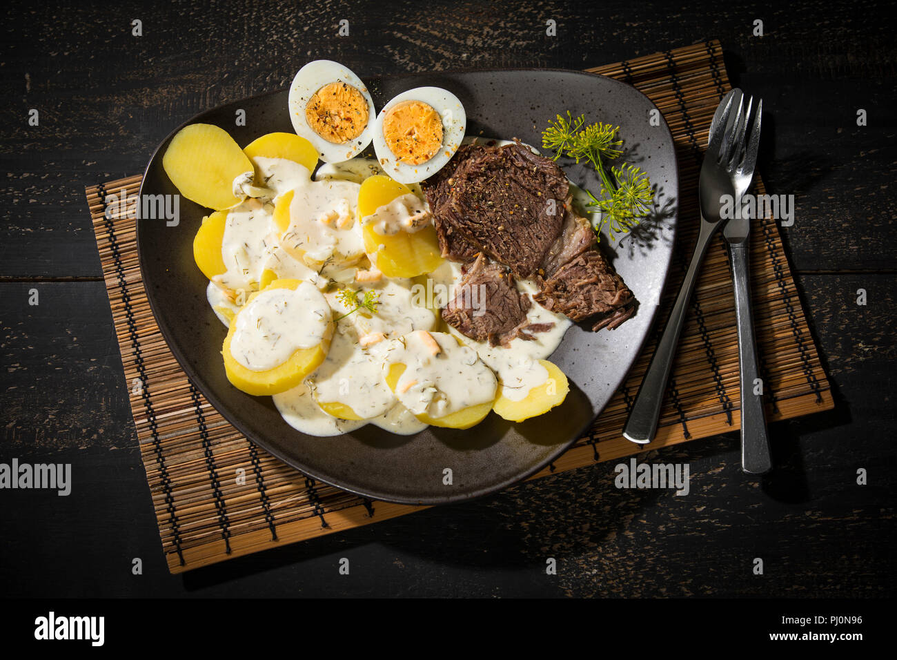 Dillkartoffeln, gekochte Kartoffeln, Dill-Rahm-Salsa, gekochte Eier und Rindfleisch Foto Stock