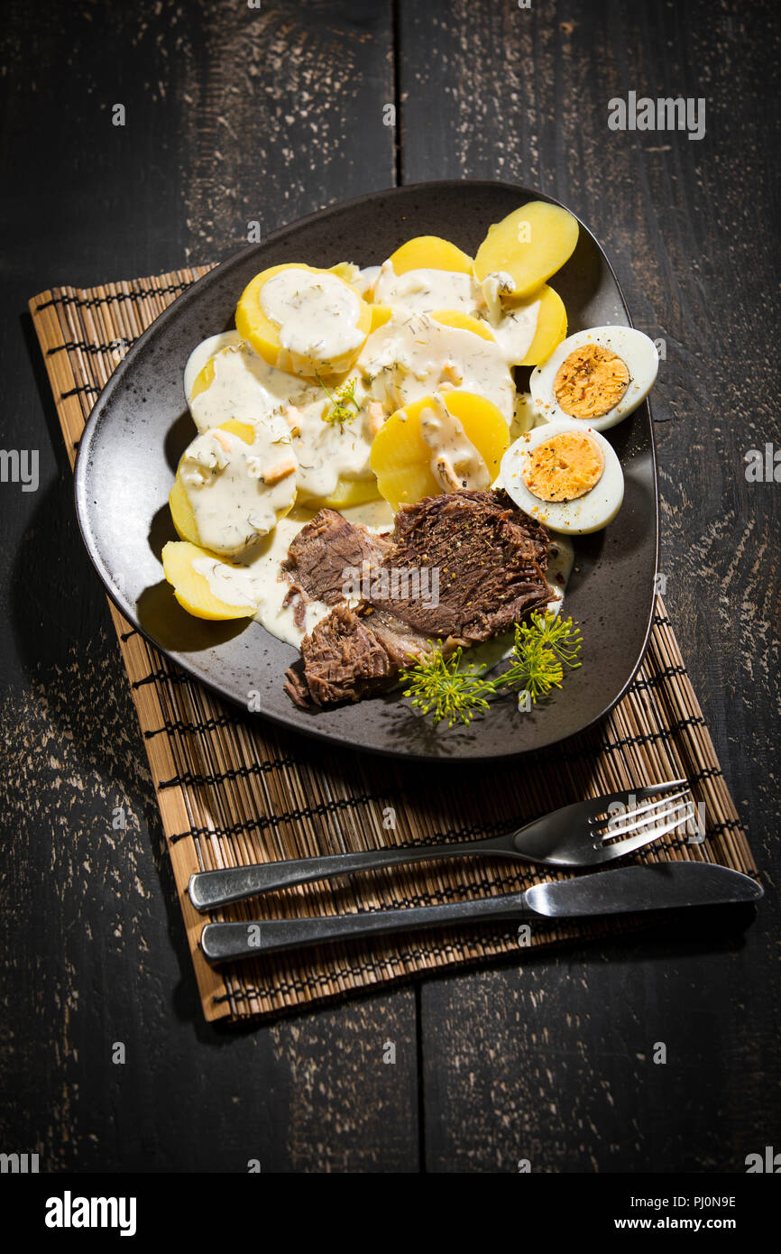Dillkartoffeln, gekochte Kartoffeln, Dill-Rahm-Salsa, gekochte Eier und Rindfleisch Foto Stock