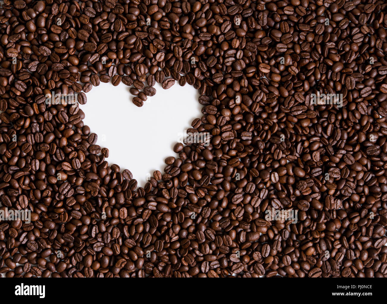 Amore di caffè, simbolo dell'amore, della forma del cuore da chicchi di caffè Foto Stock