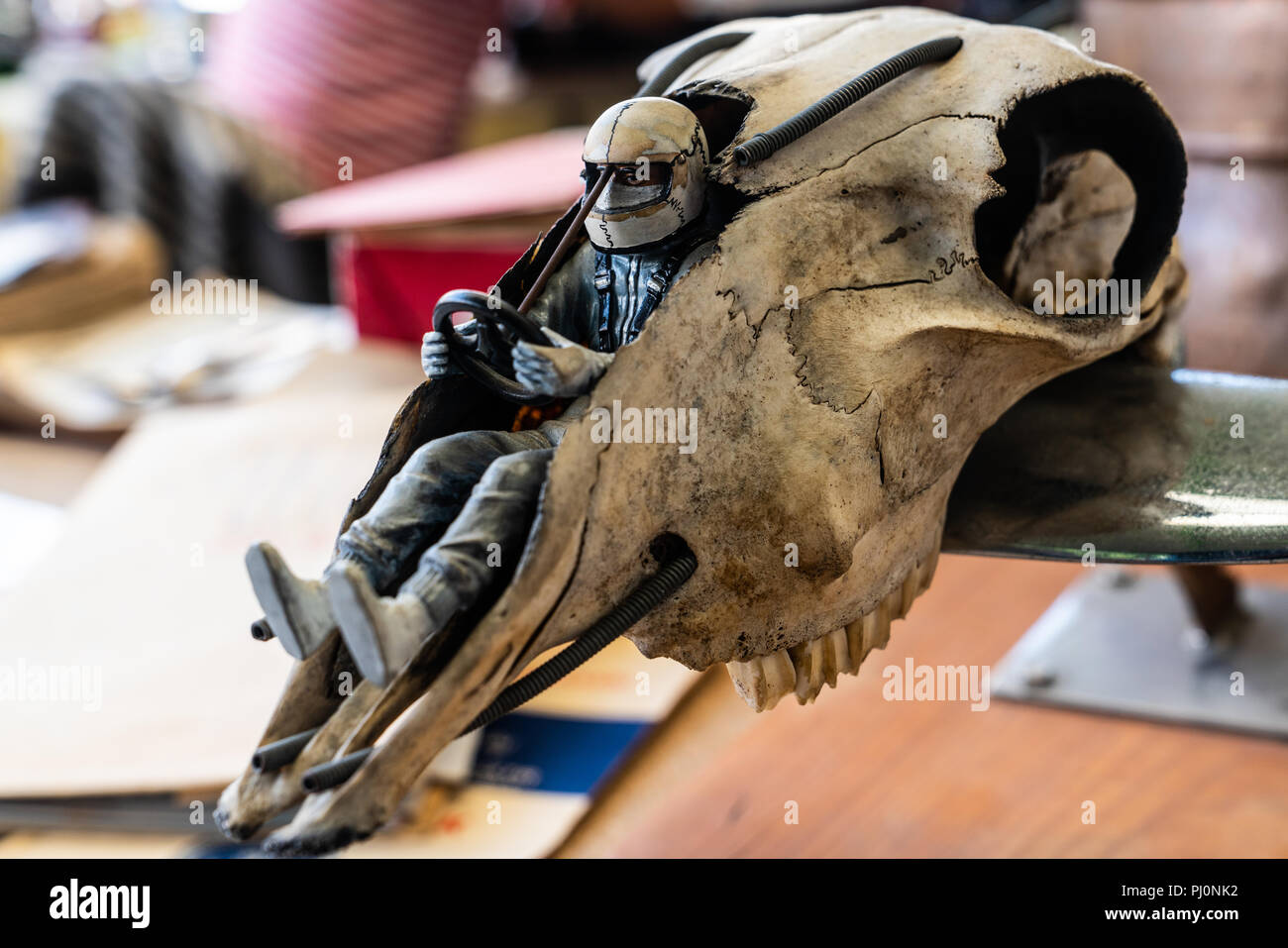 Ankara, Turkey-September 2 2018: Stagno soldato seduta pilota in cabina che è una testa di pecora in un mercato delle pulci, arte astratta, lavoro Foto Stock