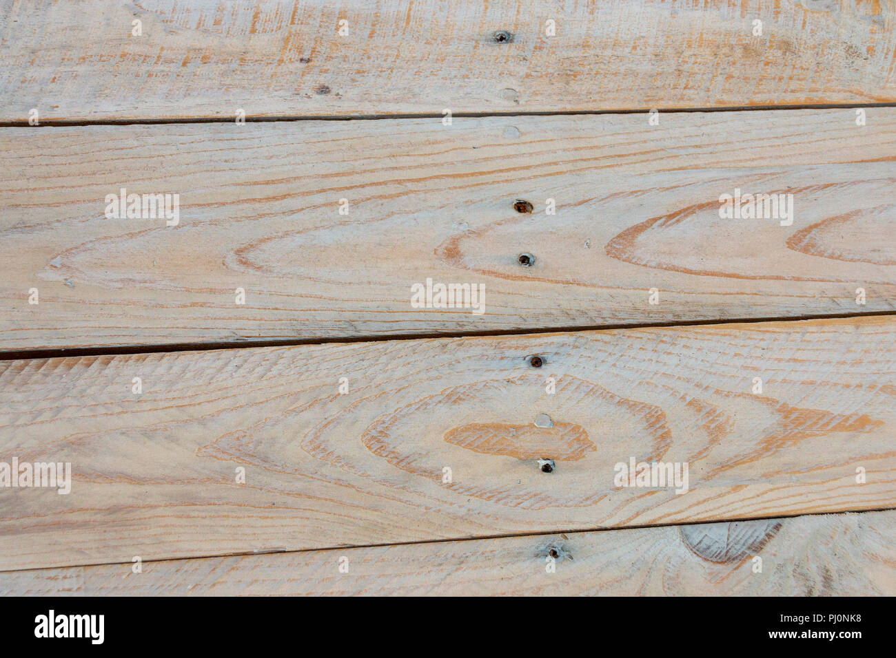 Una vista ravvicinata di appartamento di pali di legno inchiodati togther per rendere una tabella in alto Foto Stock