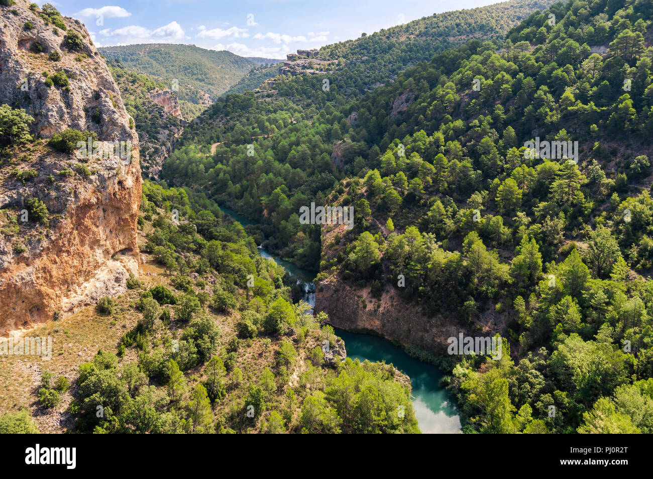 Vista sulle montagne e la vallata del fiume Jucar di Cuenca in Spagna. Vista dal Belvedere Ventano del Diablo in una giornata di sole. Foto Stock