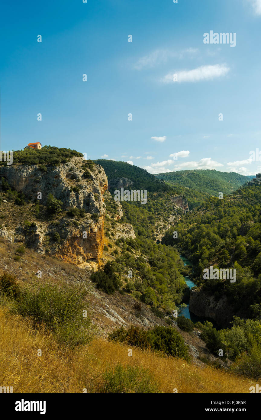 Bella vista dall'alto di un solitario e carino casa in una scogliera di montagna vicino al fiume Jucar in Cuenca. Vista dal Belvedere Ventano del Diablo. Foto Stock