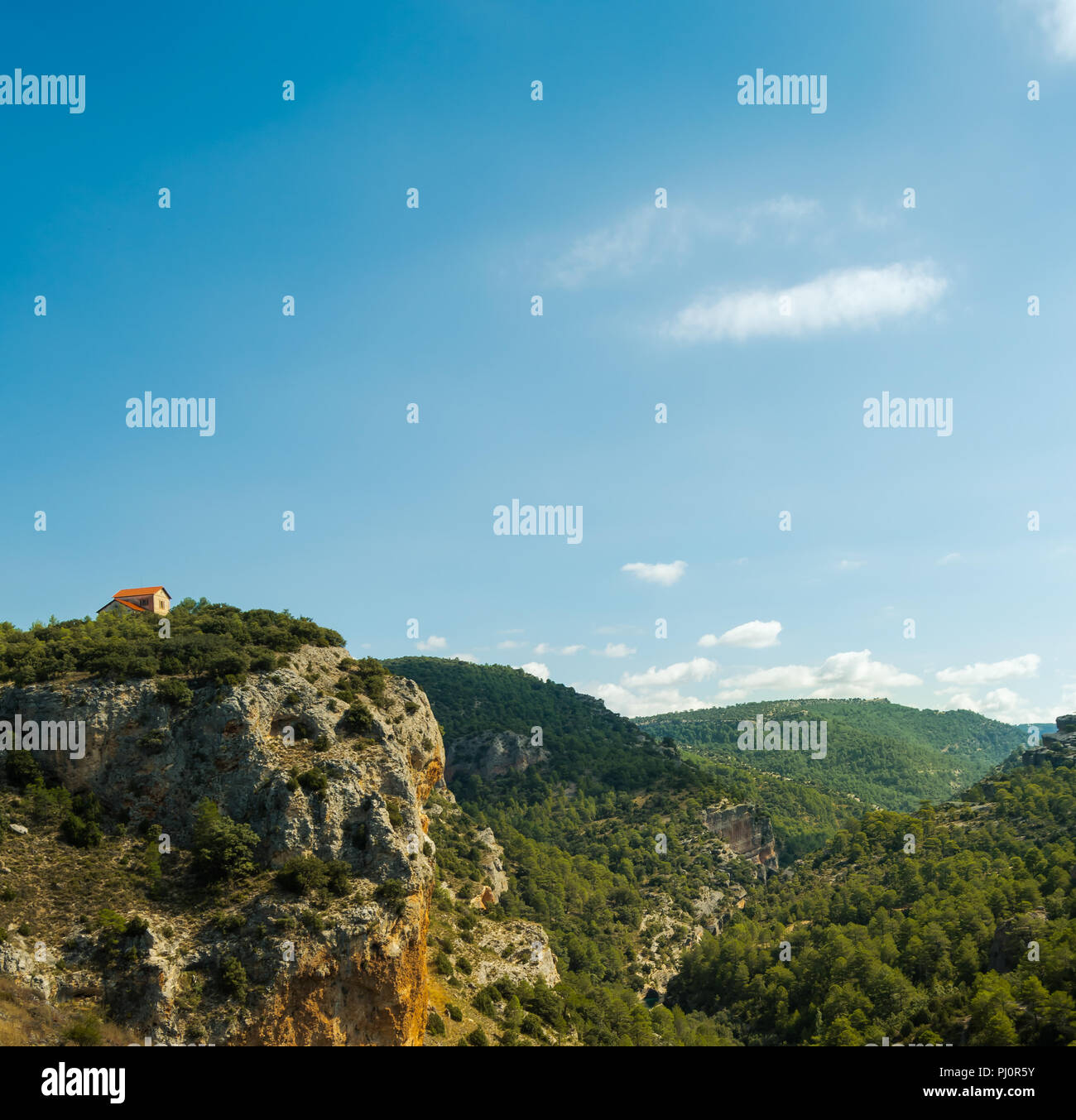Bella vista dall'alto di un solitario e carino casa in una scogliera di montagna vicino al fiume Jucar di Cuenca in Spagna. Natura paesaggio con copia spazio. Foto Stock