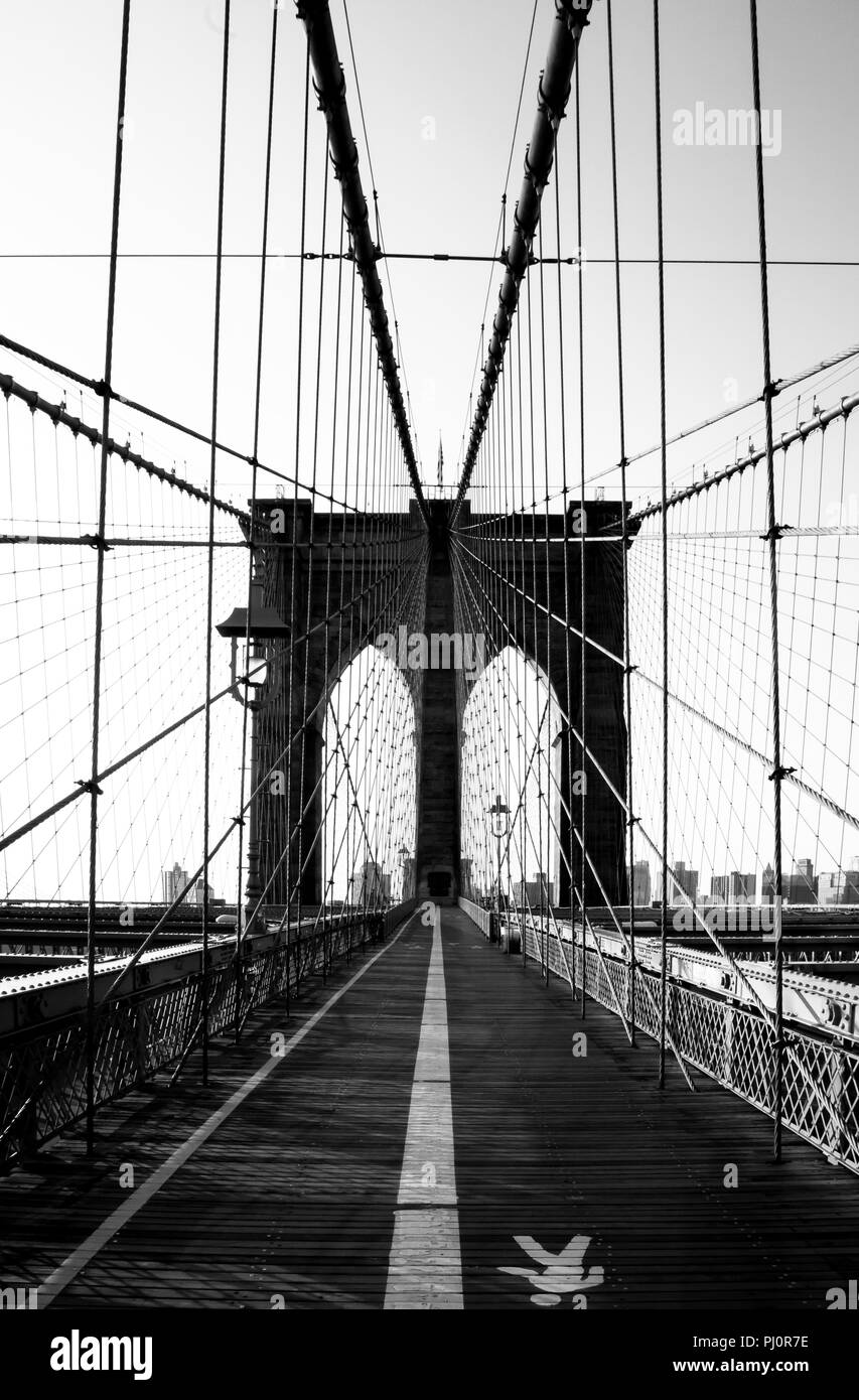 In bianco e nero il Ponte di Brooklyn passerella mattina boardwalk, New York City. Foto Stock