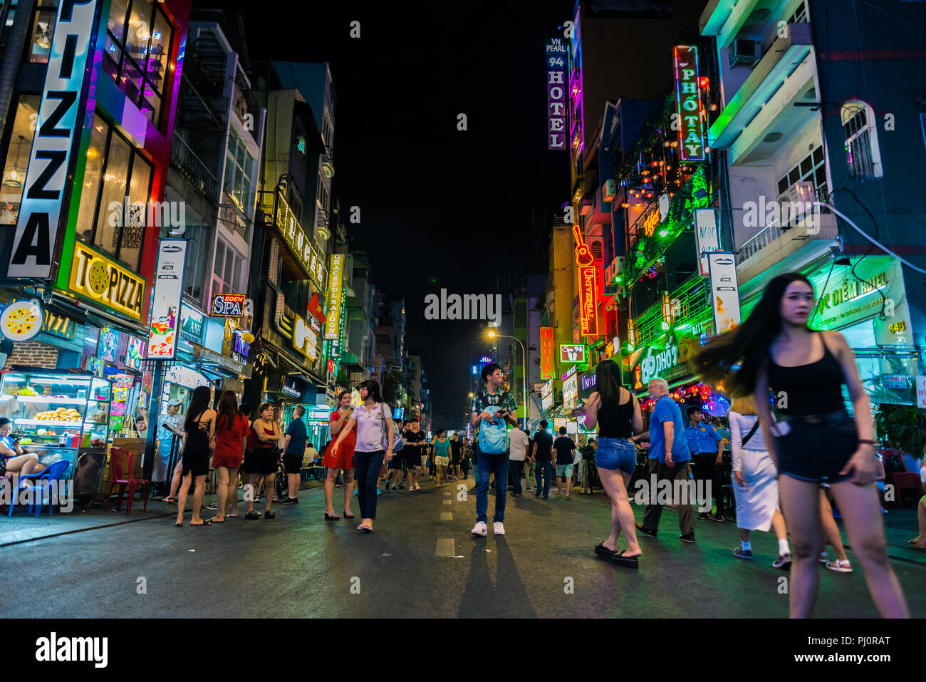 Ho Chi Minh, Vietnam - Aprile 28, 2018: Bui Vien Street di notte, non ancora così affollato a prime ore, con cartelli di indicazione e di persone a piedi. Foto Stock