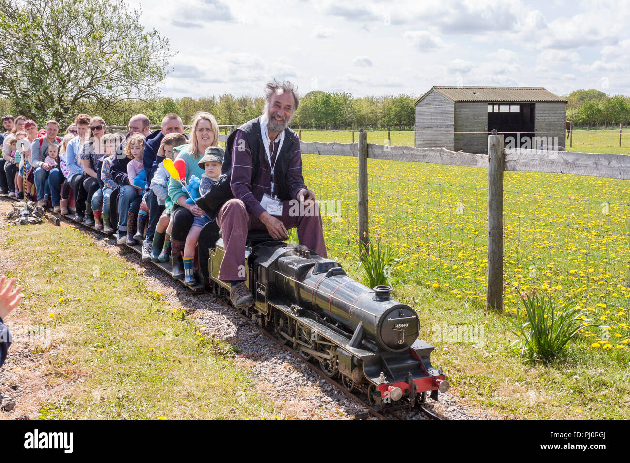 Miniatura ferrovie a vapore con le famiglie dei genitori e dei bambini Foto Stock