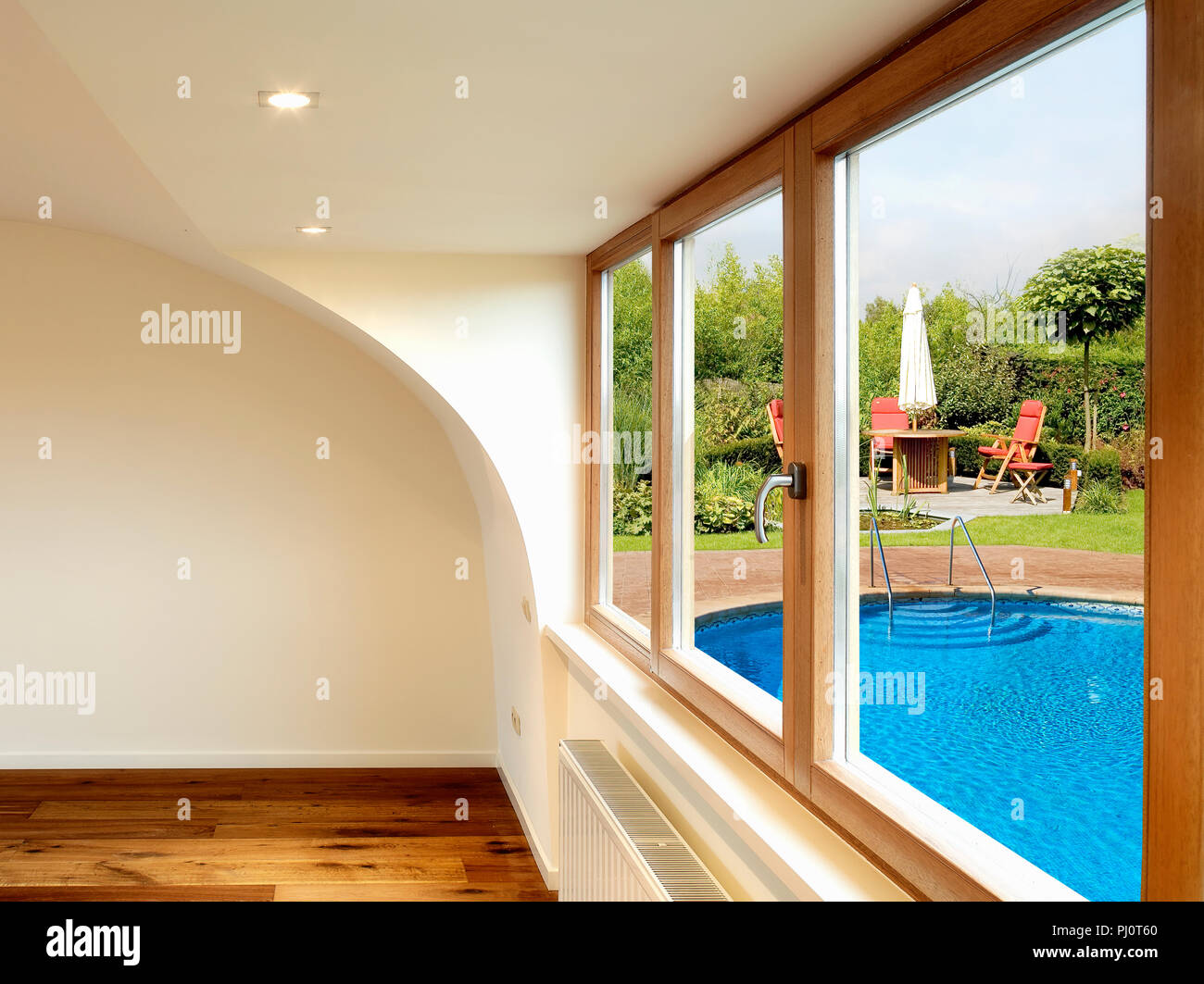 Arredamento Moderno Con Pavimento In Legno E Un Tavolo Da