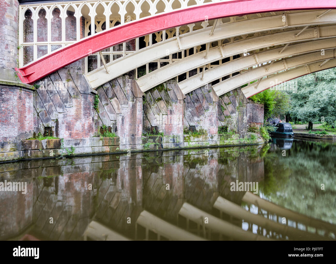Riflessioni di ghisa bridge andando oltre la Rochdale Canal vicino Deansgate Manchester Foto Stock