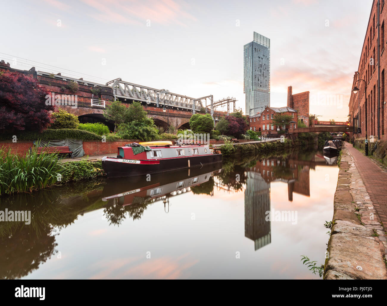 Vista lungo la Rochdale Canal dal bacino di Castlefield a Manchester e guardando verso l'Hilton Hotel (Beetham Tower) e il ponte ferroviario Foto Stock