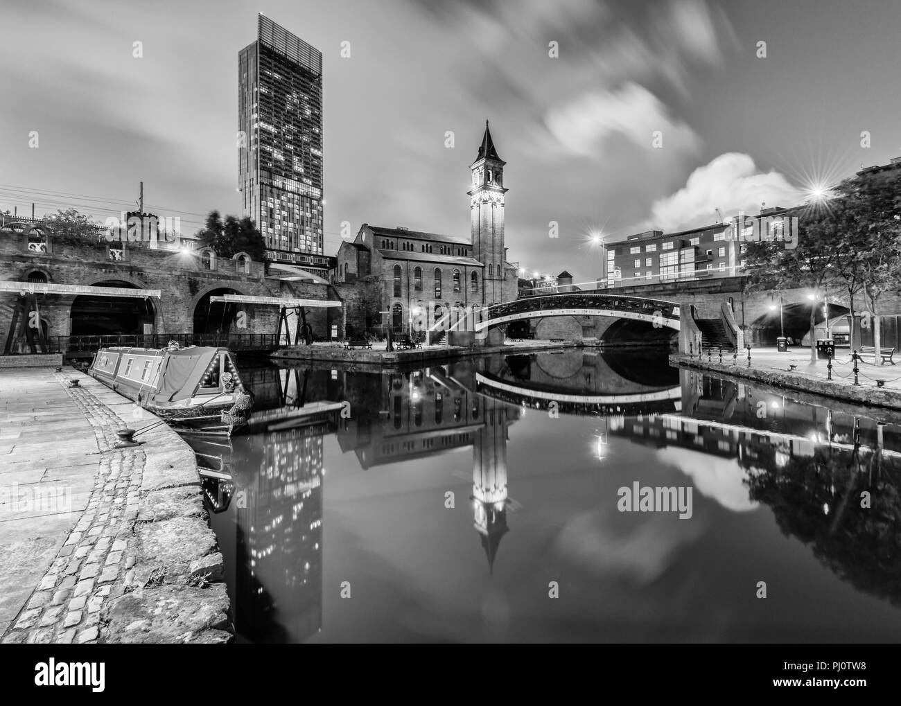 Visualizzazione bianco e nero dalla Bridgewater Canal alzaia verso la vecchia cappella congregazionale (ora Pannone Corporate) e Hilton Hotel in Manchester Foto Stock
