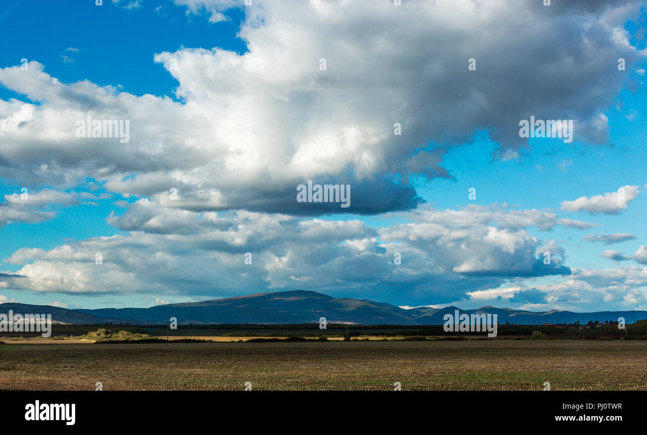 Spettacolare paesaggio del vino di Tokay ungherese regione campagna. Campo, montagne e drammatico cielo nuvoloso Foto Stock