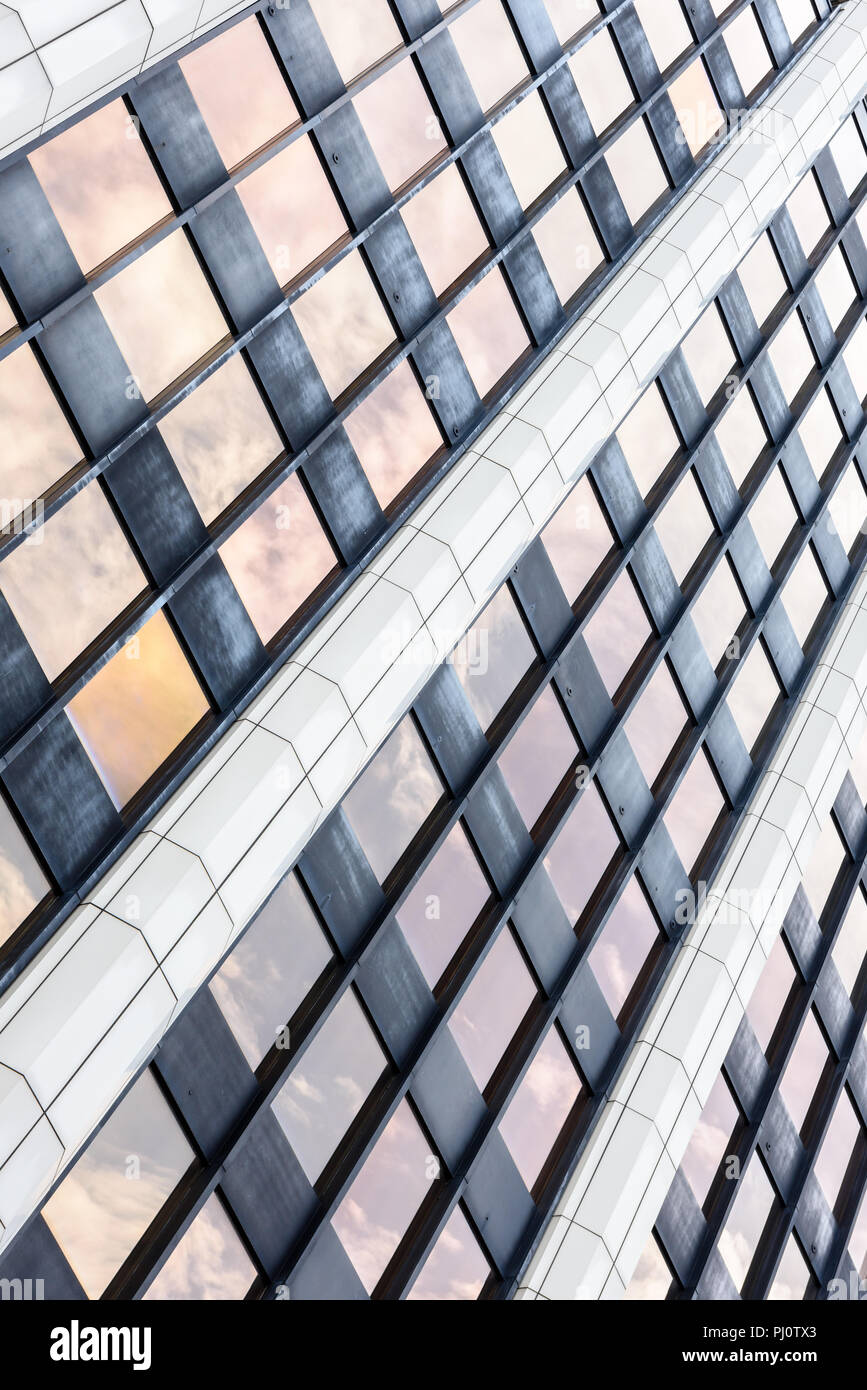 Angolo di visualizzazione verticale di edificio moderno in Manchester mostra configurazione di ripetizione di finestre rettangolari Foto Stock