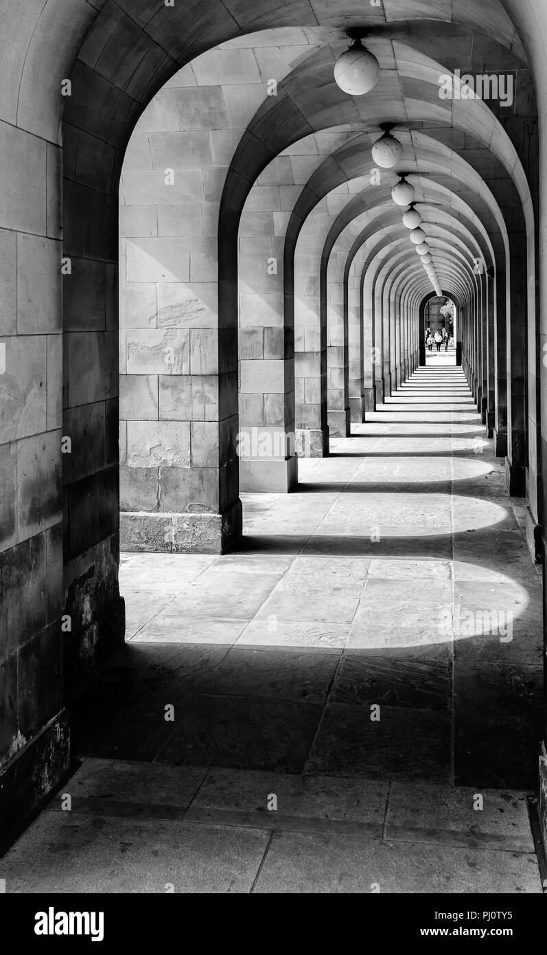 Guardando attraverso le arcate della Biblioteca centrale di Manchester in Piazza San Pietro Foto Stock