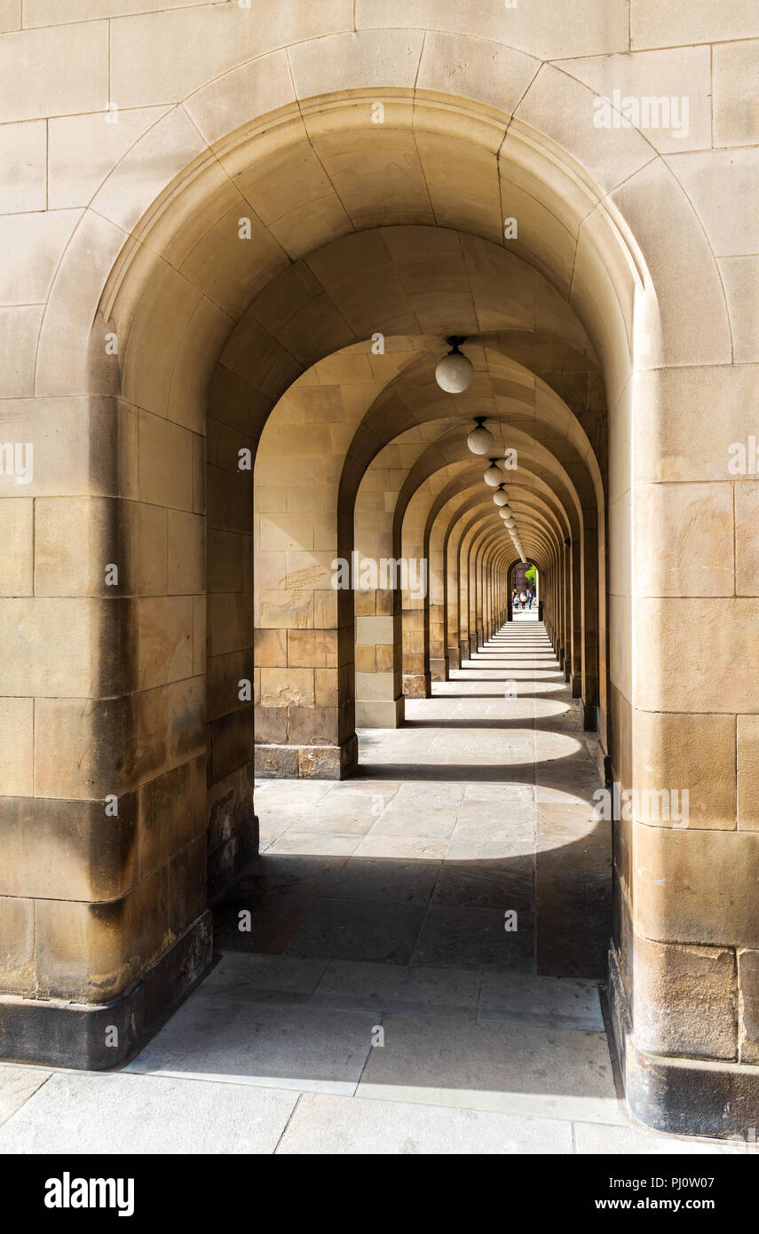 Guardando attraverso le arcate della Biblioteca centrale di Manchester in Piazza San Pietro Foto Stock