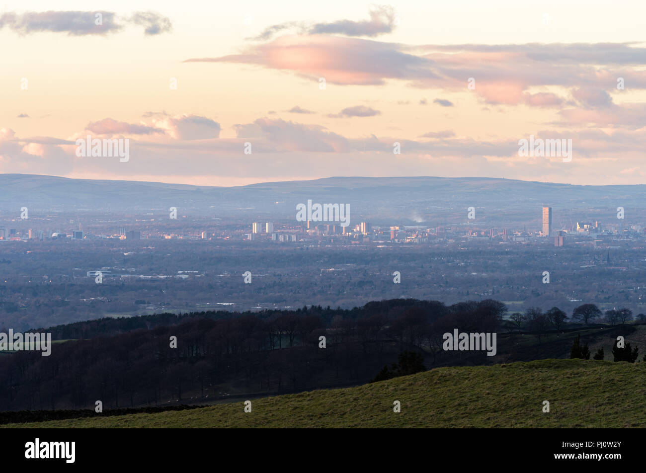 Vista da lontano di Manchester dal Rainow a Macclesfield, mostrando l'Hilton hotel (Beetham Tower) al tramonto Foto Stock