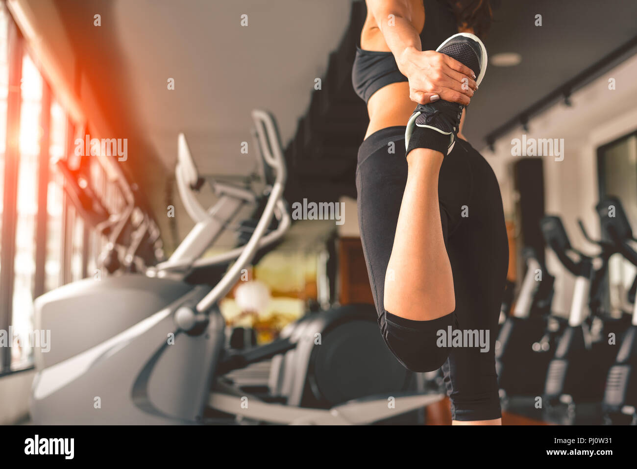 Vista posteriore di una forte atleta femminile che si riflette