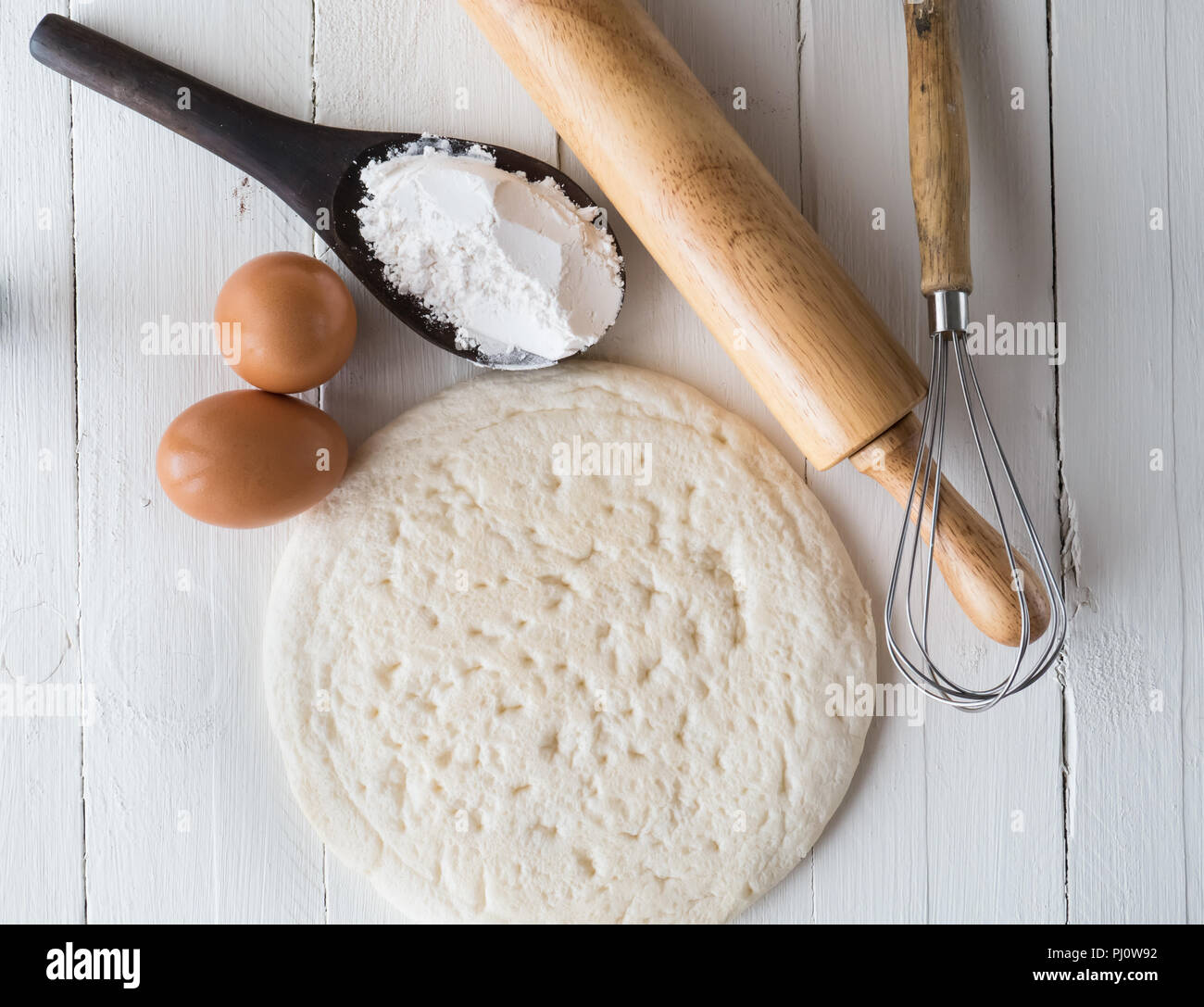 Uova e polvere bianca su sfondo di legno, Foto Stock