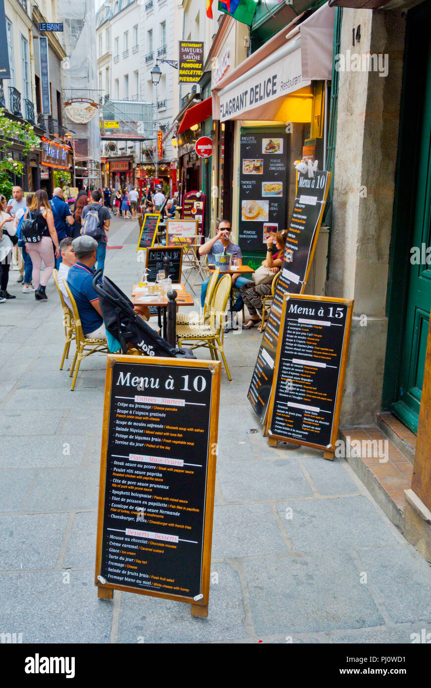 I turisti ristoranti, Rue Saint Severin, Quartiere Latino, Parigi, Francia Foto Stock