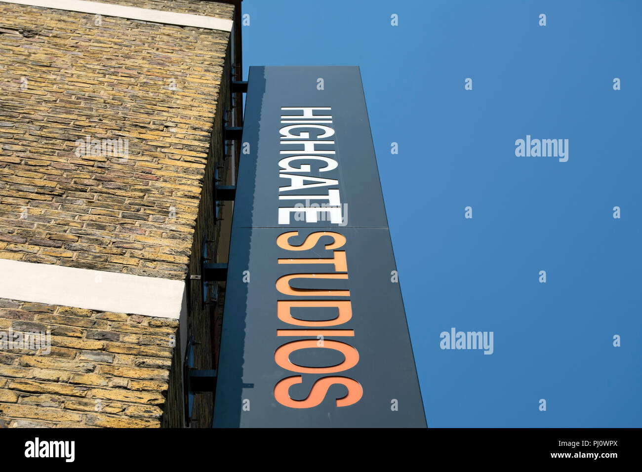 Cartello pubblicitario da appendere di Highgate studios, offrendo uno spazio aziendale in un ex magazzino vittoriano, in Kentish Town, Londra, Inghilterra Foto Stock