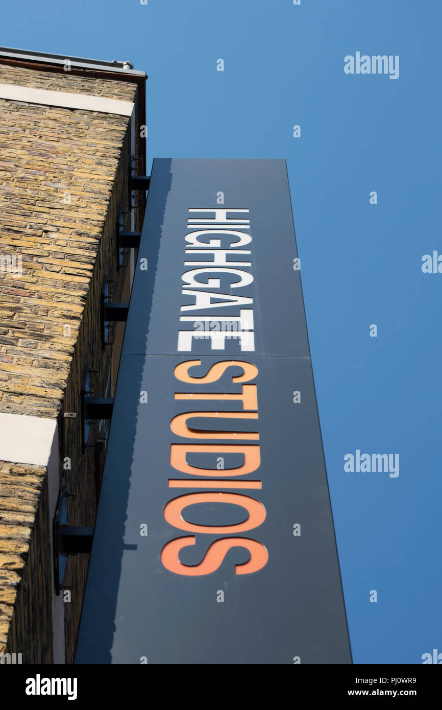 Cartello pubblicitario da appendere di Highgate studios, offrendo uno spazio aziendale in un ex magazzino vittoriano, in Kentish Town, Londra, Inghilterra Foto Stock