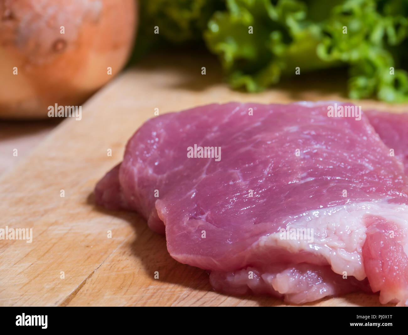 La carne cruda in blocco per tritare la cipolla su sfondo, Foto Stock
