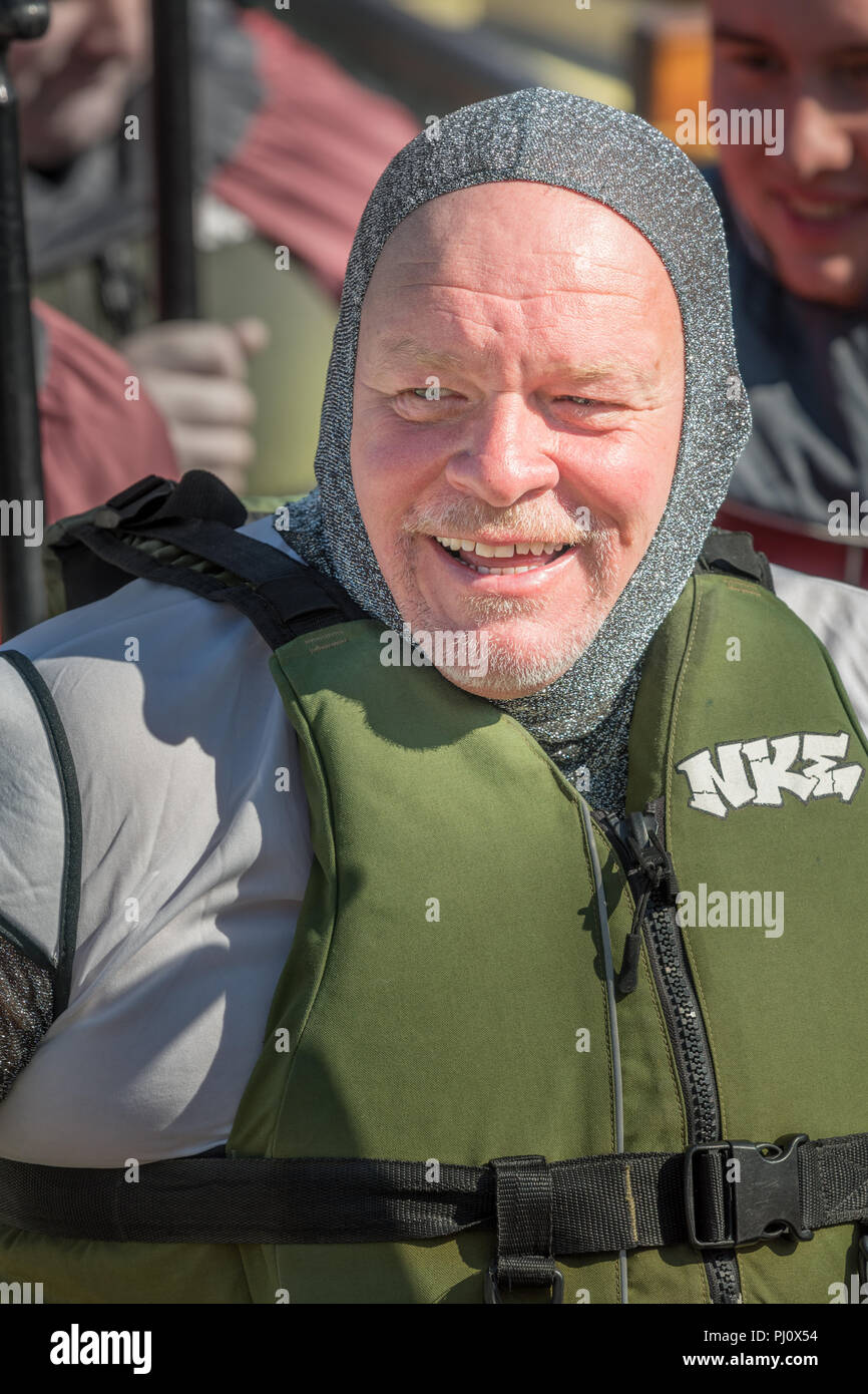 Abiti fantasiosi costumi indossati dai partecipanti alla gara di dragon boat organizzata da East Northants rotary club a Wicksteed Park, Kettering il 2 settembre Foto Stock