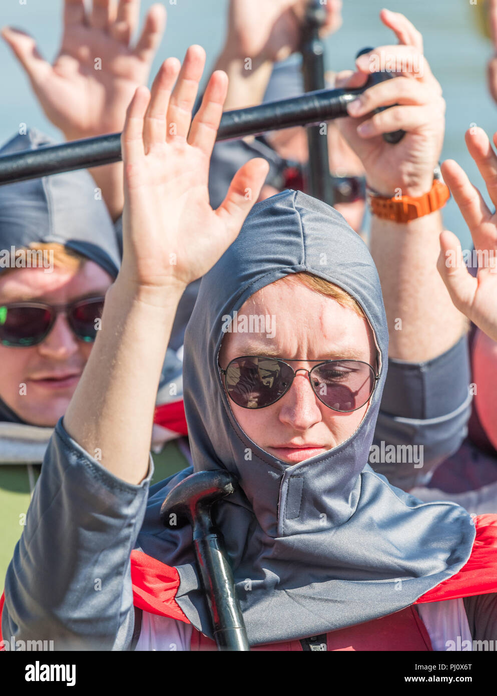 Abiti fantasiosi costumi indossati dai partecipanti alla gara di dragon boat organizzata da East Northants rotary club a Wicksteed Park, Kettering il 2 settembre Foto Stock