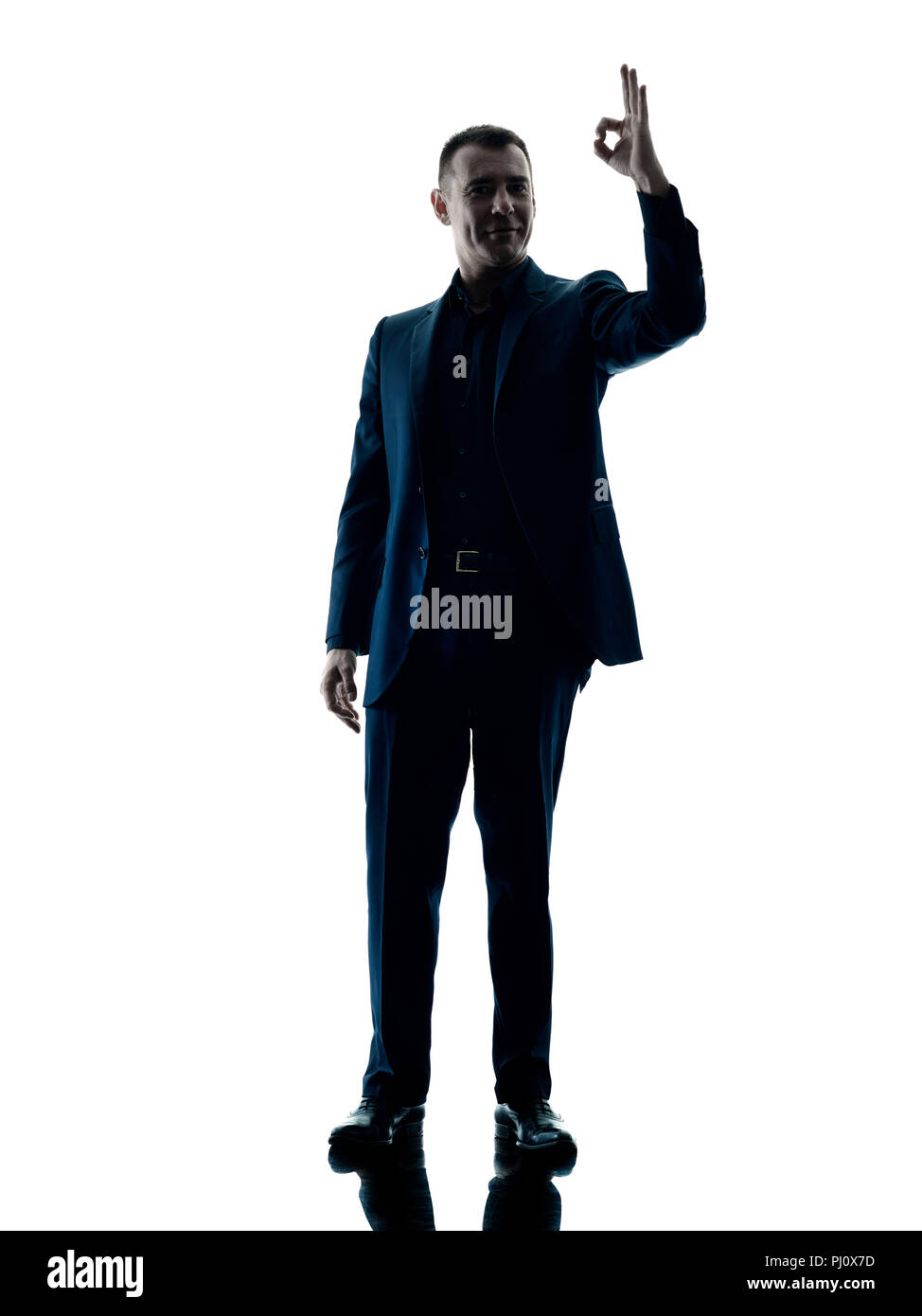 Un caucasian business man standing okay segno silhouette isolati su sfondo bianco Foto Stock