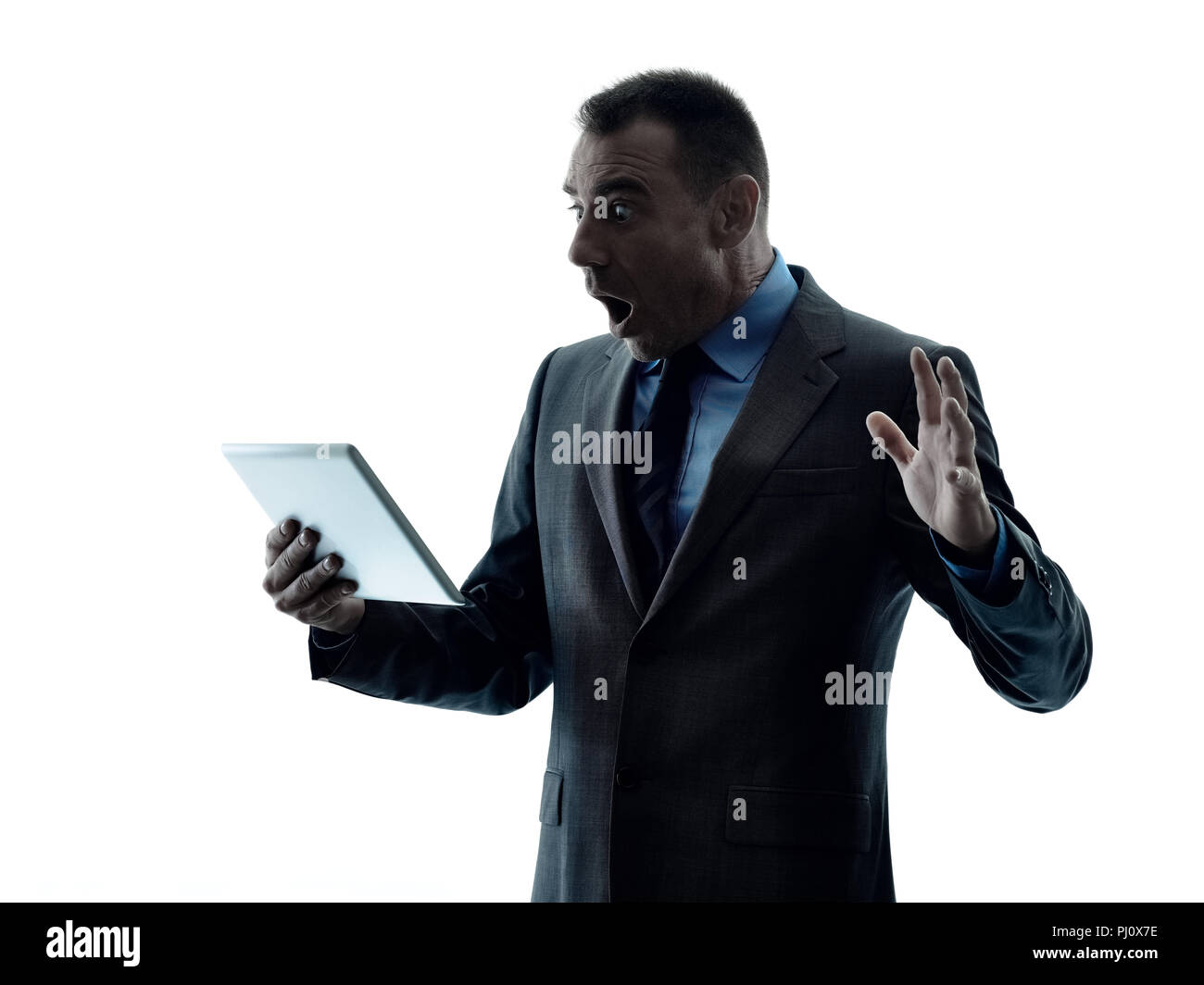 Un caucasian business man standing con tavoletta digitale silhouette isolati su sfondo bianco Foto Stock