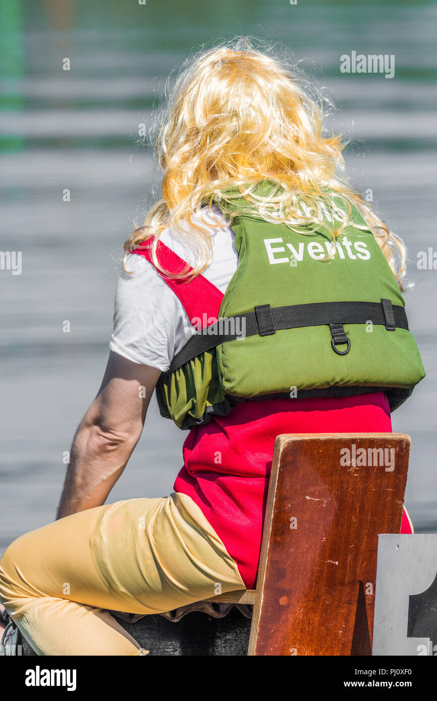 Abiti fantasiosi costumi indossati dai partecipanti alla gara di dragon boat organizzata da East Northants rotary club a Wicksteed Park, Kettering il 2 settembre Foto Stock