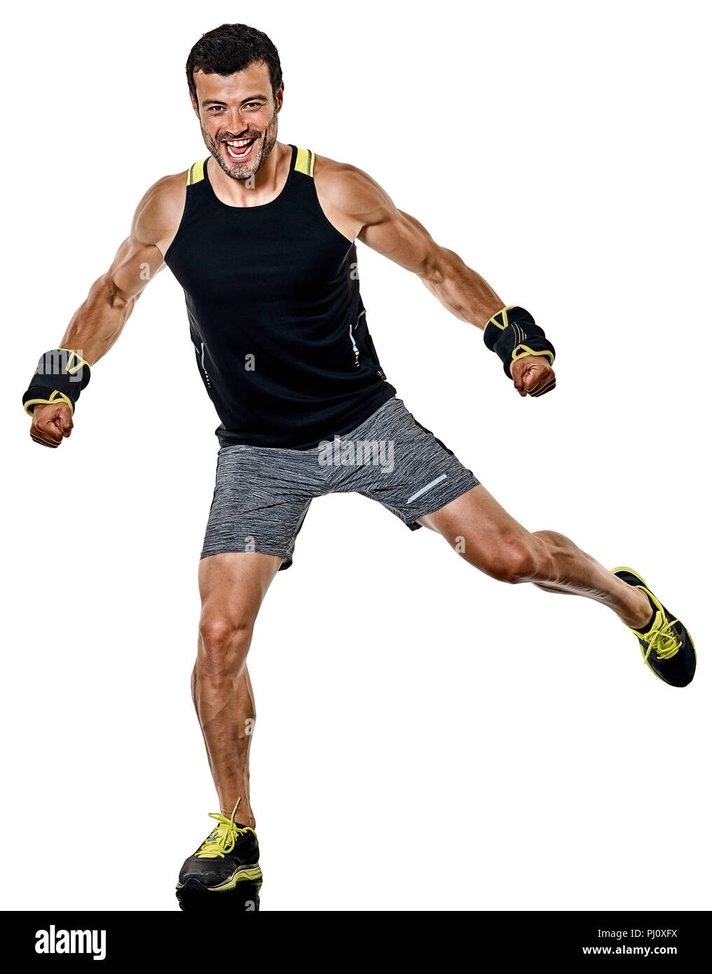 Uno caucasico uomo fitness esercizio cardio esercizi di boxe in studio isolato su sfondo bianco Foto Stock