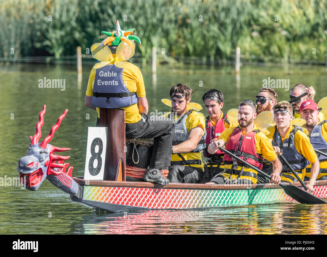 Abiti fantasiosi costumi indossati dai partecipanti alla gara di dragon boat organizzata da East Northants rotary club a Wicksteed Park, Kettering il 2 settembre Foto Stock