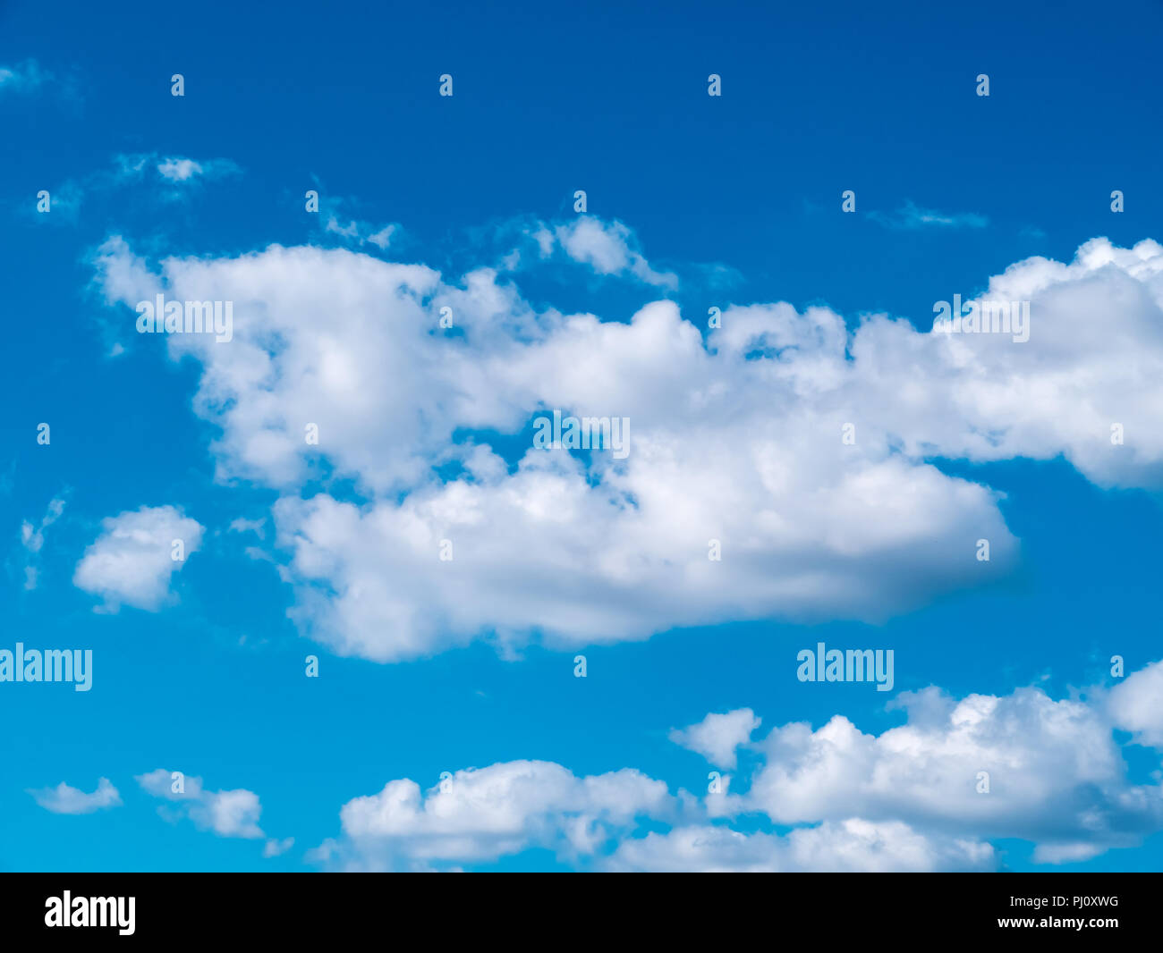 Cielo azzurro sfondo con piccolo nuvole Foto Stock