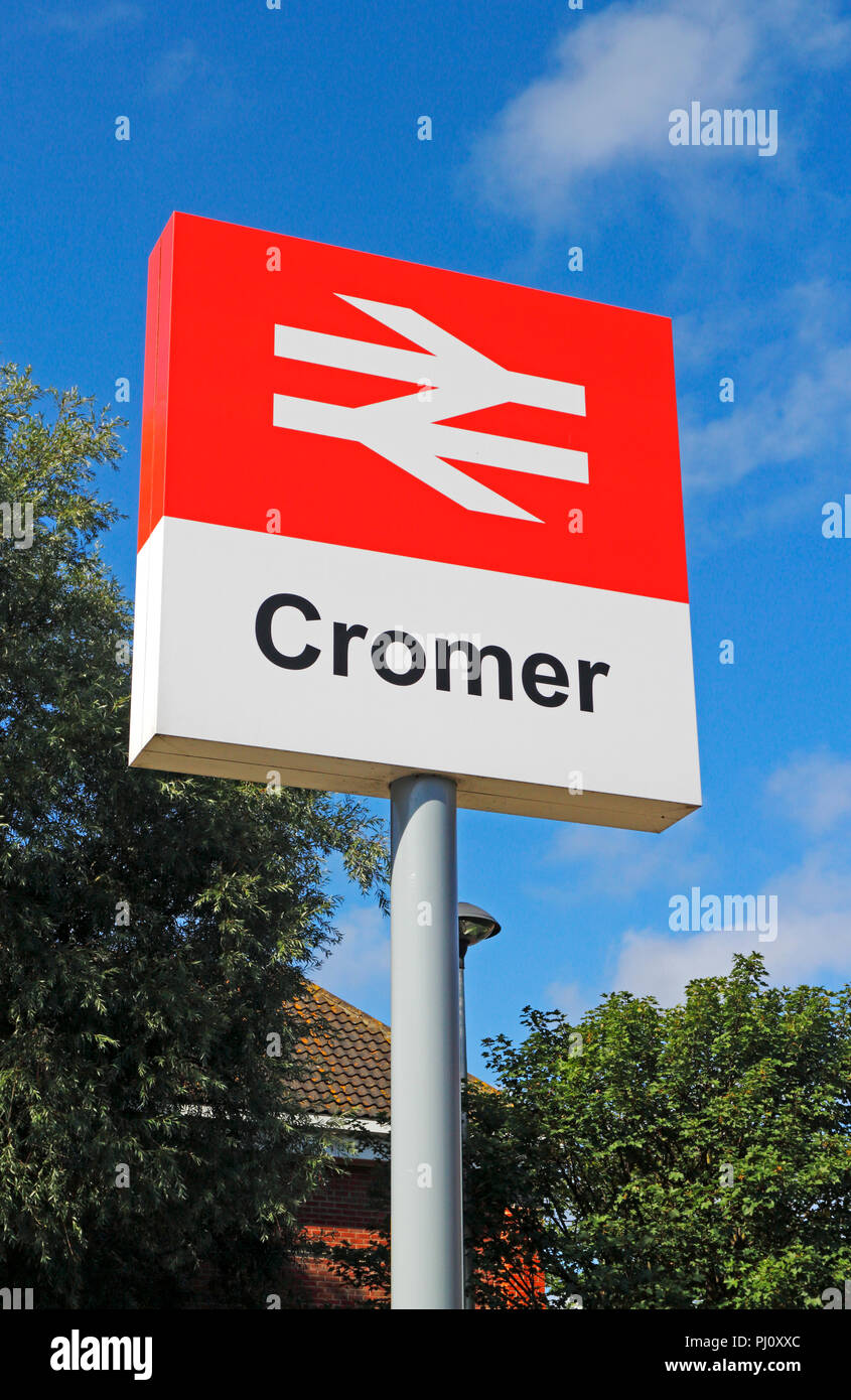 Un British Rail firmare fuori l'ingresso per la stazione ferroviaria di North Norfolk a Cromer, Norfolk, Inghilterra, Regno Unito, Europa. Foto Stock