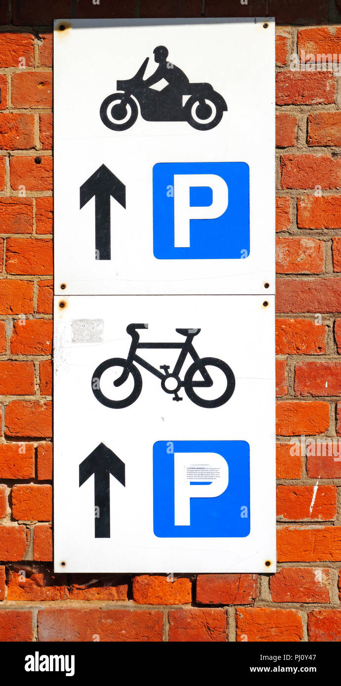 Un segno dirigere i ciclisti e i motociclisti di aree di parcheggio presso la stazione a Cromer, Norfolk, Inghilterra, Regno Unito, Europa. Foto Stock