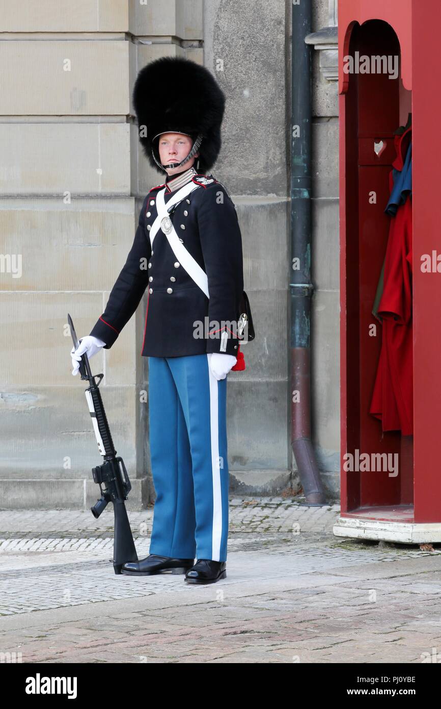 Copenhagen, Danimarca - 26 agosto 2018: Royal Guard in piazza Amalienborg, Copenhagen, Danimarca Foto Stock