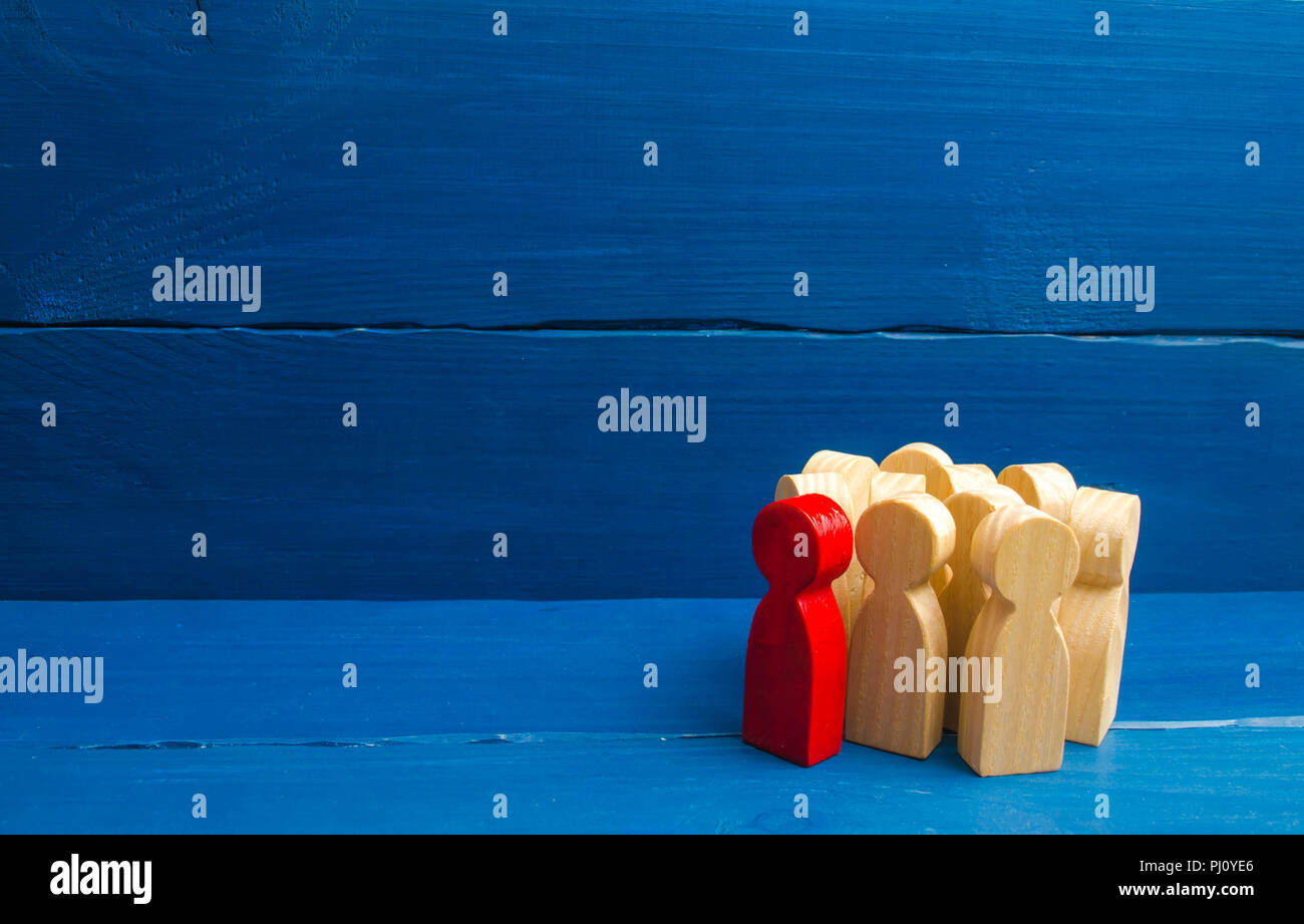 Uomo Rosso si distingue dal gruppo, folla, sale riunioni, attività sociale. Gruppo di persone figurine. Società, gruppo sociale. Herd Instinct, gestione delle persone. Hu Foto Stock