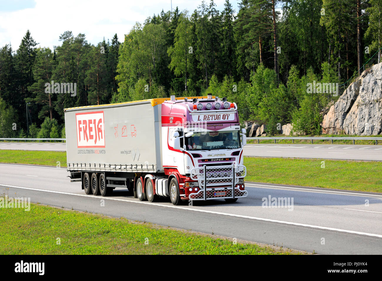 Salo, Finlandia - 31 agosto 2018. Personalizzate il bianco e il rosso Scania R580 Carrello di L. Retva cale Freja cargo rimorchio in autostrada in al giorno d'estate. Foto Stock