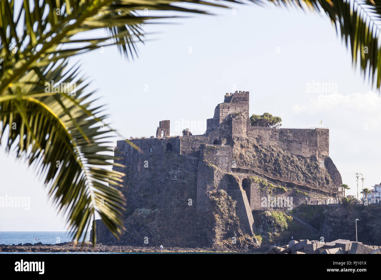 Rovine del medievale castello normanno di Aci Castello, Catania, Sicilia, Italia Foto Stock