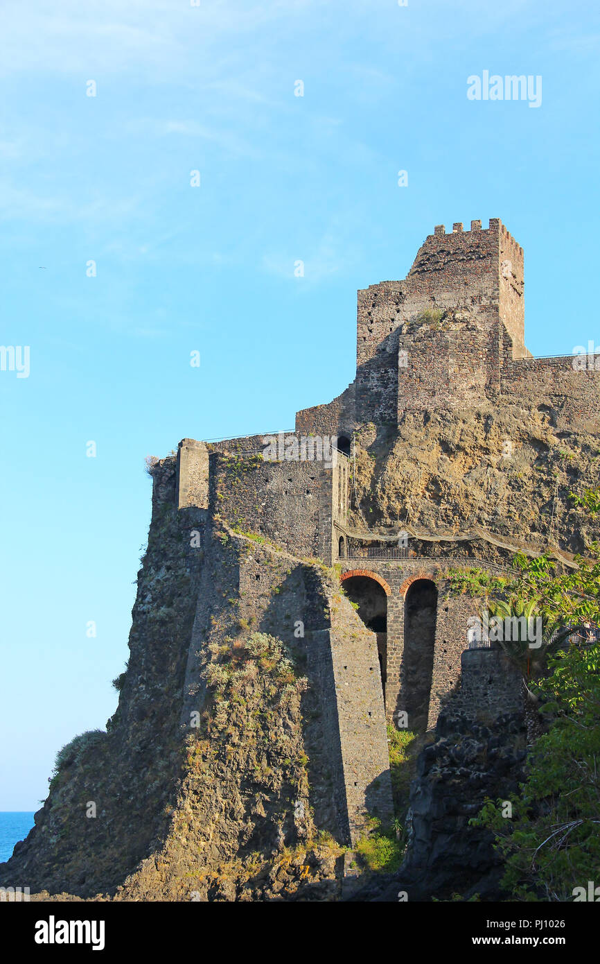 Le antiche mura del Castello Normanno di Aci Castello, Catania, Sicilia, Italia Foto Stock